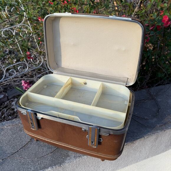 American Tourister Traveler Brown Train Case Makeup Case With Tray - Picture 3 of 14